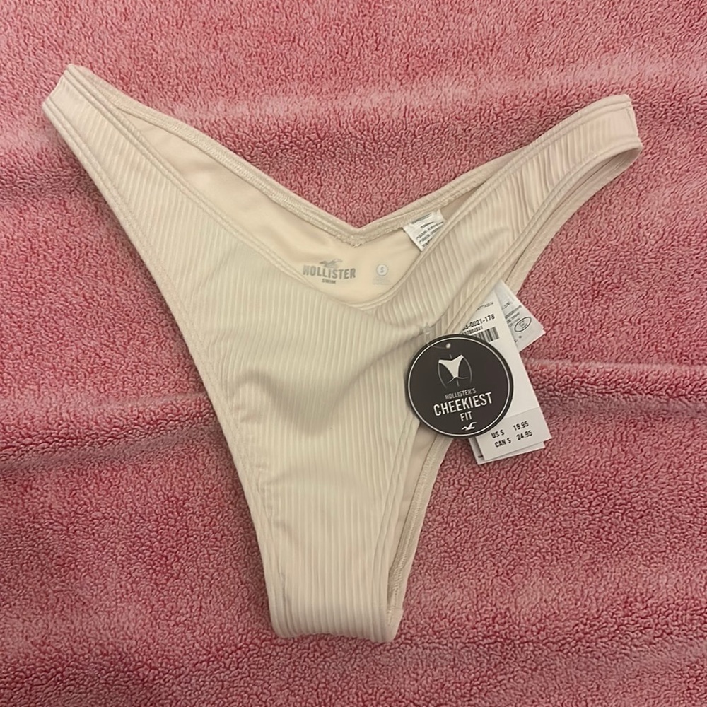NWT Hollister cream bikini bottoms in size small